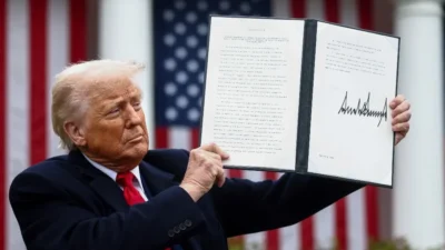 Trump Naikkan Pajak Impor